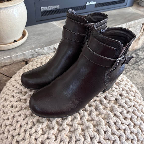 Croft & Barrow Women's Ortholite Ankle Boots Brown Faux Leather SZ7 Block Heels - Picture 3 of 13
